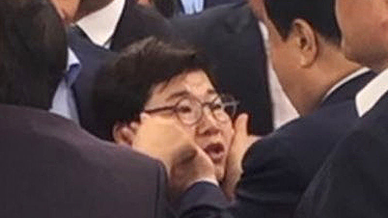 문희상 의장, 의장실 항의 방문한 임이자 의원과 신체접촉 (사진=송희경 의원실 제공, 연합뉴스)