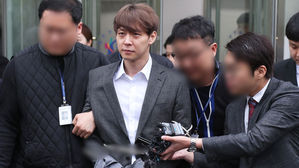 포승줄 묶여 법원 나오는 박유천 (사진=연합뉴스)