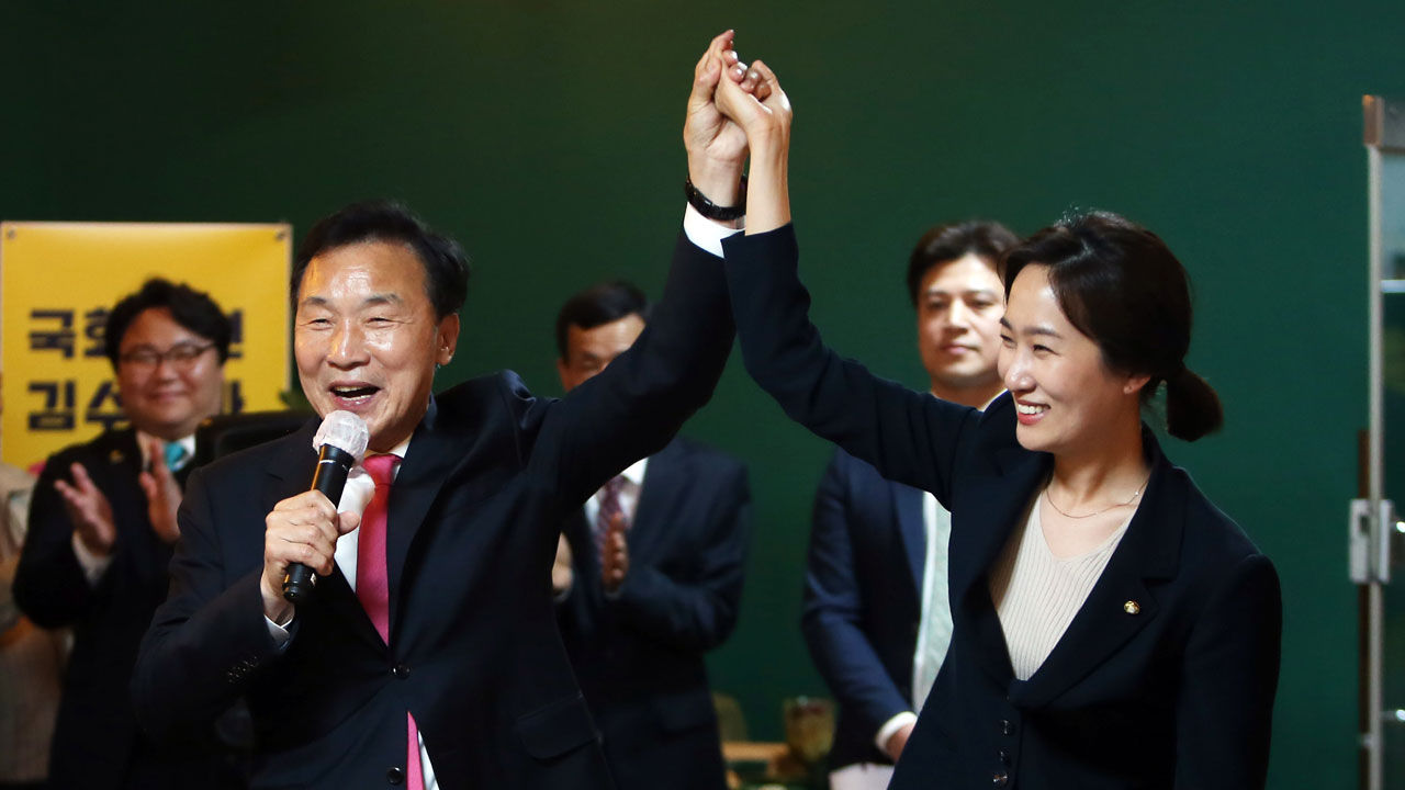 김수민 국회의원 지역사무소 개소식에 참석해 화이팅 외치는 손학규·김수민