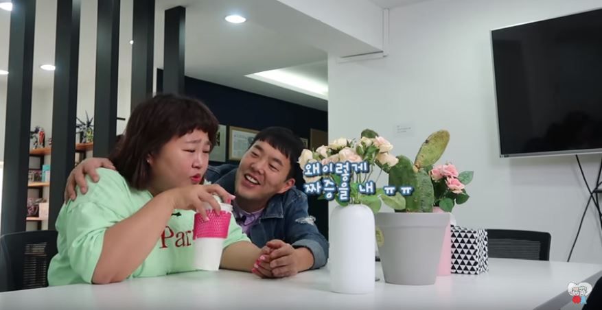 선인장(?) 먹는 홍윤화 몰래카메라에 남편 김민기 반응…누리꾼 '폭소'