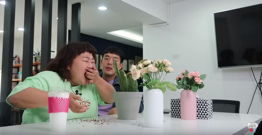 선인장(?) 먹는 홍윤화 몰래카메라에 남편 김민기 반응…누리꾼 '폭소'