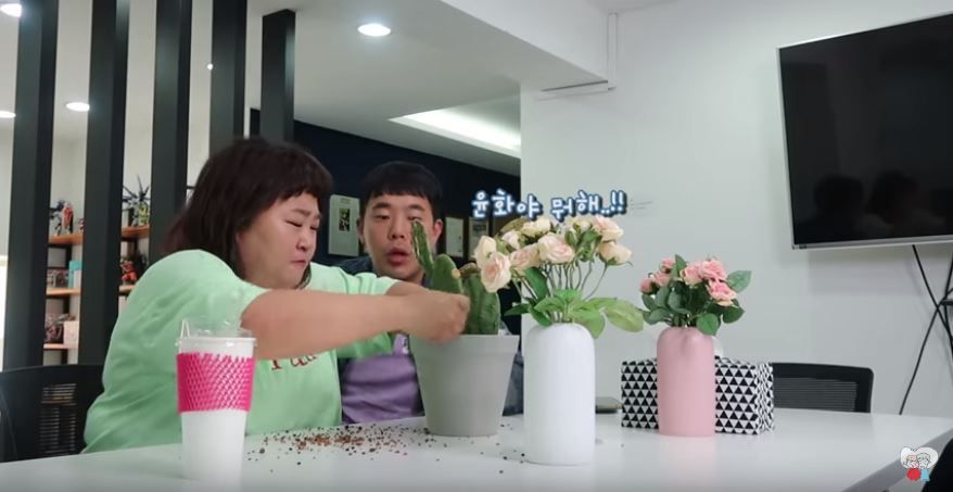 선인장(?) 먹는 홍윤화 몰래카메라에 남편 김민기 반응…누리꾼 '폭소'