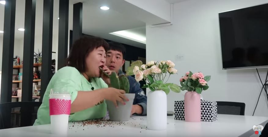 선인장(?) 먹는 홍윤화 몰래카메라에 남편 김민기 반응…누리꾼 '폭소'