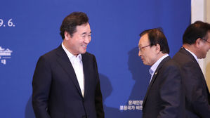2018 포용국가 전략회의서 만나 대화하는 이해찬 대표와 이낙연 국무총리 (사진=연합뉴스)