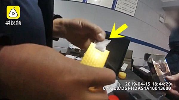 불법 유턴 걸린 남성…경찰에 잘 보이려 담배 건넸다 '더 큰 죄' 덜미