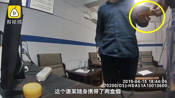 불법 유턴 걸린 남성…경찰에 잘 보이려 담배 건넸다 '더 큰 죄' 덜미