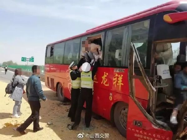 운전 중 '두 손 다 놓고' 핸드폰 확인한 버스 기사…끔찍한 최후