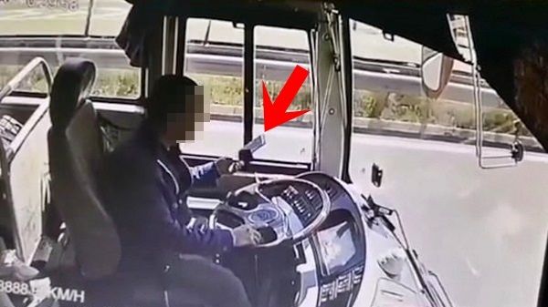 운전 중 '두 손 다 놓고' 핸드폰 확인한 버스 기사…끔찍한 최후
