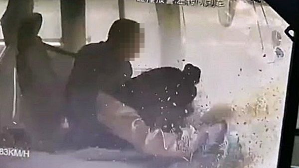 운전 중 '두 손 다 놓고' 핸드폰 확인한 버스 기사…끔찍한 최후