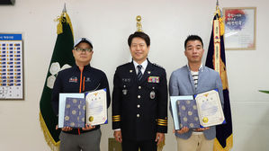 투신 직전 여성 설득해 구조한 제갈성국(오른쪽)씨와 방병덕씨에게 표창장 수여 (사진=구미경찰서 제공, 연합뉴스)