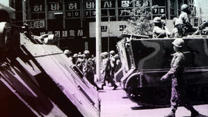 대열을 갖춰 이동하는 무장 계엄군 (사진=5&middot;18민주화운동 기록관)