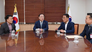 버스노조와 회동한 홍남기 부총리 (사진=연합뉴스)