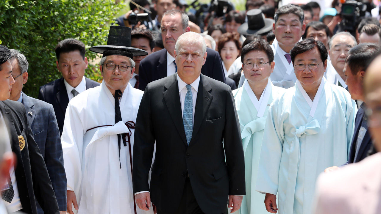 엘리자베스 2세 영국 여왕의 차남 앤드루 왕자(가운데)가 14일 안동 하회마을을 찾아 살펴보고 있다. 앤드루 왕자의 방문은 1999년 엘리자베스 2세 여왕이 안동을 다녀간 지 20년 만이다. 이날 앤드루 왕자는 어머니가 방문했던 발자취를 따라 안동 곳곳을 방문한다.