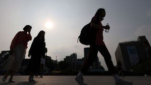 맑고 때 이른 한여름 더위, 서울 30&middot;대구 33℃&hellip;곳곳 미세먼지 '나쁨'