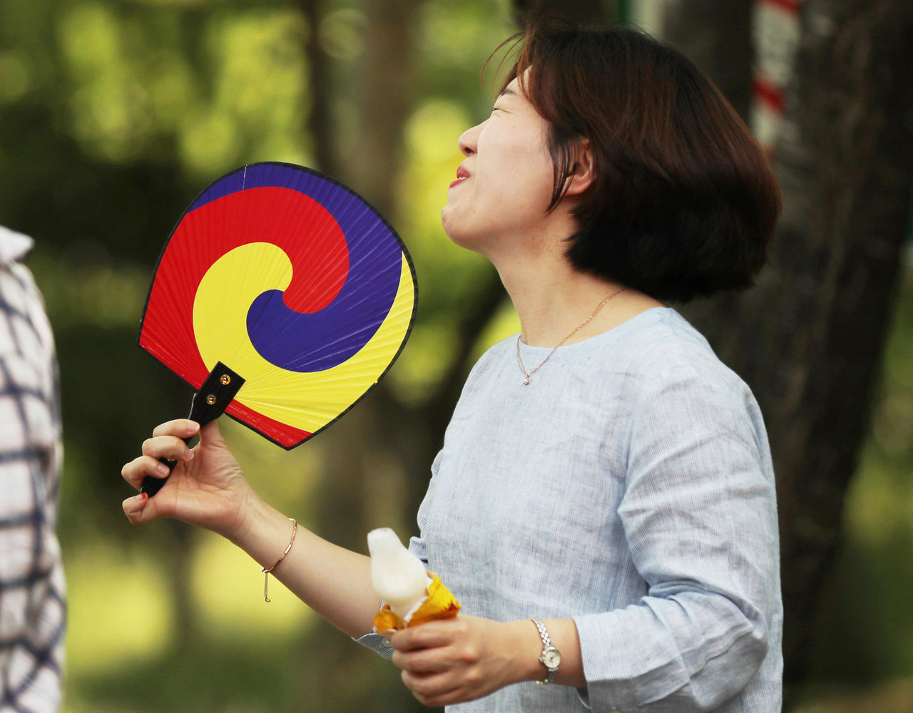 이틀째 광주에 폭염주의보가 발효 중인 16일 오후 광주 북구 문흥근린공원에서 직장인들이 아이스크림을 먹으며 더위를 잊고 있다.
