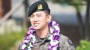 '모범 병사' 옥택연, 육군 만기 전역&hellip;"군인 티 벗겠다"