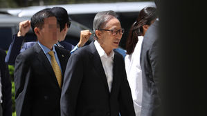 법정 향하는 이명박 (사진=연합뉴스)