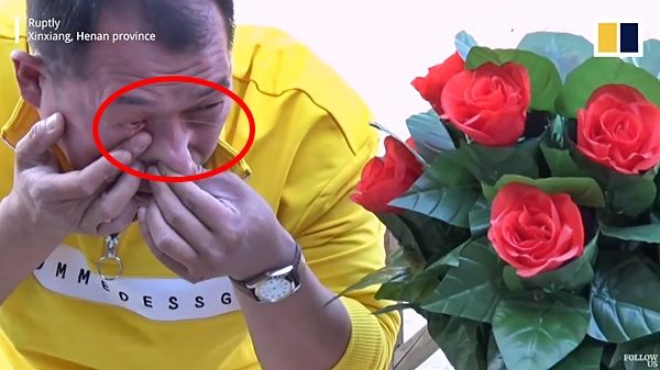 '눈물 스프레이'로 꽃에 물 주는 쿵푸 마스터