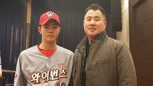 이도형 두산 베어스 코치(오른쪽)와 아들 이성현 군 (사진=연합뉴스)
