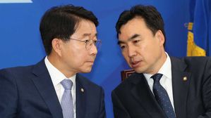 민주당 조정식 정책위의장(왼쪽)과 윤관석 정책위수석 부의장 (사진=연합뉴스)