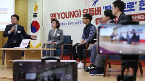 영 유튜버 '작심토로' 한마당에서 이야기나누는 자유한국당 나경원 원내대표와 정용기 정책위의장, 유튜버들 (사진=연합뉴스)