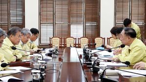 홍남기 경제부총리에게 정례보고 받는 문재인 대통령 (사진=연합뉴스)