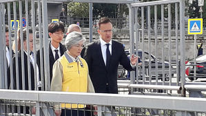강경화 외교부 장관과 페테르 시야르토 헝가리 외교장관 (사진=연합뉴스)