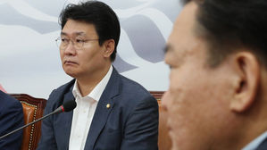 굳은 표정의 정용기-민경욱 (사진=연합뉴스)