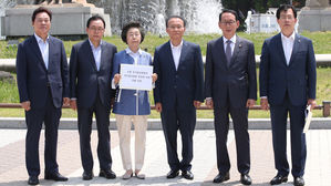 청와대 분수대 앞에서 '서훈&middot;양정철 회동' 감찰 요구하는 한국당 의원들 (사진=연합뉴스)