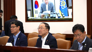 국정현안점검조정회의에 참석한 홍남기 부총리 겸 기획재정부 장관 등 (사진=연합뉴스)