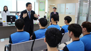병역의무자들을 격려하고 있는 기찬수 병무청장 (사진=병무청 제공, 연합뉴스)