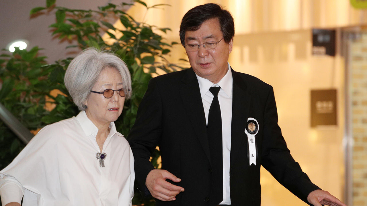 11일 고(故) 김대중 전 대통령 부인 이희호 여사의 빈소가 마련된 서울 서대문구 신촌 세브란스병원 장례식장에서 고인의 차남 김홍업 전 의원(오른쪽)이 빈소로 들어서고 있다.