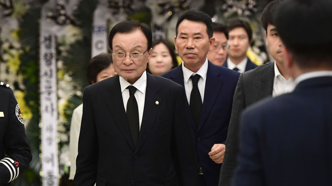 더불어민주당 이해찬 대표와 민주평화당 박지원 의원 등이 11일 고(故) 김대중 전 대통령 부인 이희호 여사의 빈소가 마련된 서울 서대문구 신촌 세브란스병원 장례식장으로 들어서고 있다.