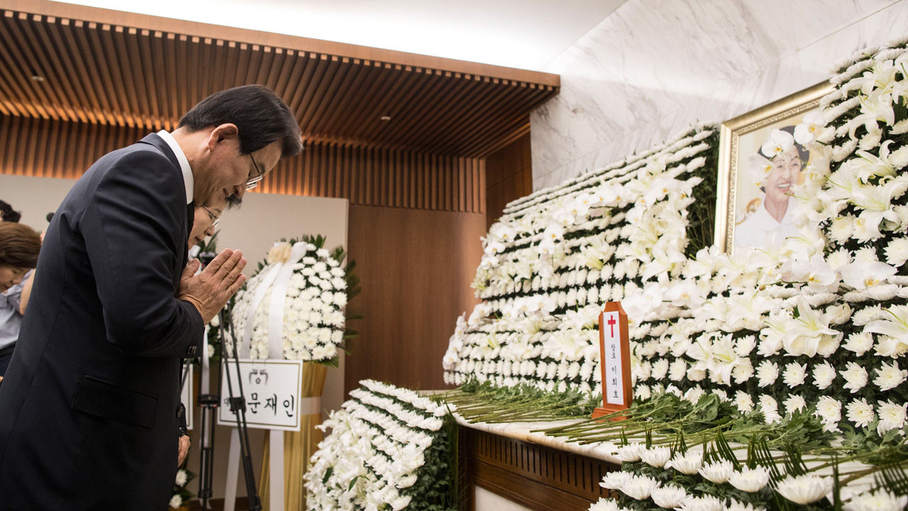 민주평화당 정동영 대표가 11일 고(故) 김대중 전 대통령 부인 이희호 여사의 빈소가 마련된 서울 서대문구 신촌 세브란스병원 장례식장에서 조문을 하고 있다.