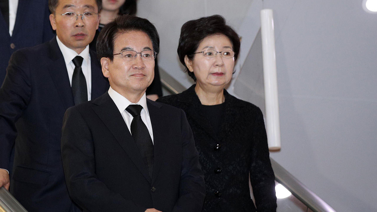 민주평화당 정동영 대표가 11일 고(故) 김대중 전 대통령 부인 이희호 여사의 빈소가 마련된 서울 서대문구 신촌 세브란스병원 장례식장으로 들어서고 있다.