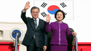 노르웨이 도착한 문재인 대통령, 김정숙 여사(사진=연합뉴스)