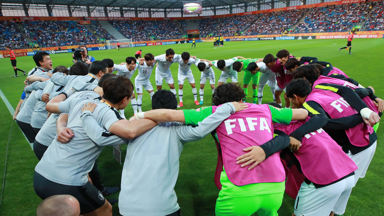 11일 오후(현지시간) 폴란드 루블린 경기장에서 열린 2019 국제축구연맹(FIFA) 20세 이하(U-20) 월드컵 4강전 한국과 에콰도르의 경기. 전반 시작에 앞서 한국 선수단이 어깨동무를 한 채 결의를 다지고 있다.