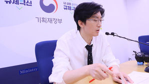 6월 경제동향을 설명하는 홍민석 기획재정부 경제분석과장 (사진=연합뉴스)