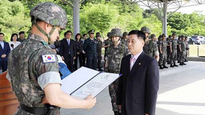 육군 35사단, 한국전쟁 참전 용사 가족에게 훈장 전수 (사진=육군 35사단 제공, 연합뉴스)