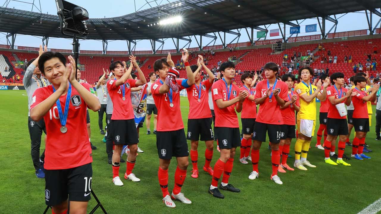 15일 오후(현지시간) 폴란드 우치 경기장에서 열린 2019 국제축구연맹(FIFA) 20세 이하(U-20) 월드컵 결승 한국과 우크라이나의 경기에서 준우승을 차지한 한국 대표팀 이강인 등 선수들이 그라운드를 돌며 관중석을 향해 박수를 보내고 있다.