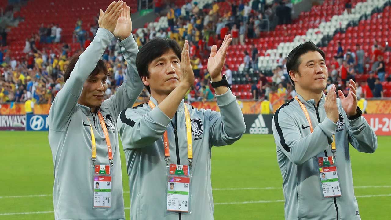정정용 감독이 그라운드를 돌며 성원해 준 관중석의 한국 응원단에 박수를 치고 있다.