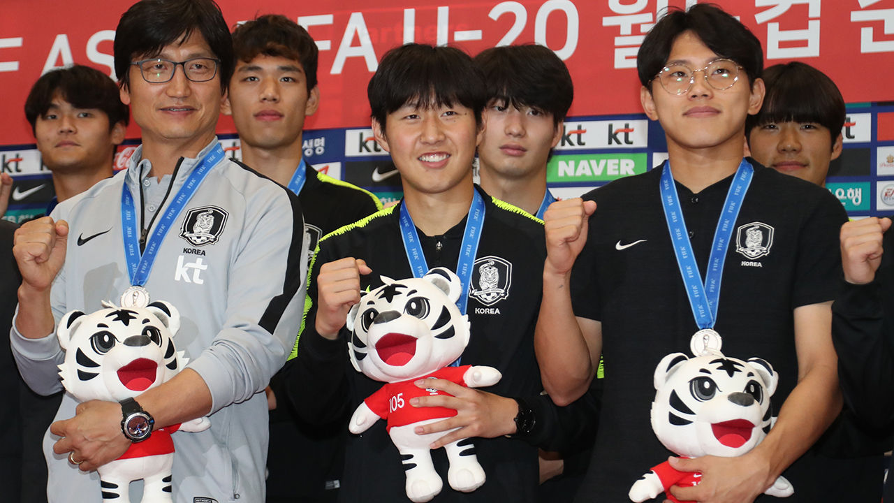 U-20 축구대표팀 정정용 감독·이강인 선수·조영욱 선수(왼쪽부터)
