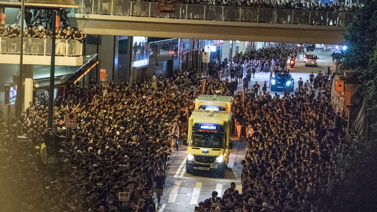 '범죄인 인도 법안' 반대 집회 중 구급차 길 터주는 홍콩 시민들 (사진=게티이미지코리아)