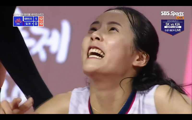 콘택트렌즈 빠지자 응급처치 한 이다영 배구 선수(사진=SBS Sports '2019 여자 발리볼 네이션리그' 방송 화면 캡처)