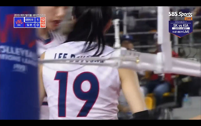 콘택트렌즈 빠지자 응급처치 한 이다영 배구 선수(사진=SBS Sports '2019 여자 발리볼 네이션리그' 방송 화면 캡처)