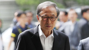 항소심 속행공판에 출석하기 위해 법정으로 향하는 이명박 전 대통령 (사진=연합뉴스)