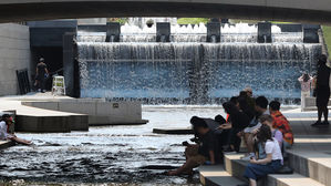 서울 최고 32도 한낮 더위 이어져&hellip;부산&middot;울산 미세먼지 '나쁨'