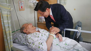 보훈병원 환자 위문하는 자유한국당 황교안 대표 (사진=연합뉴스)