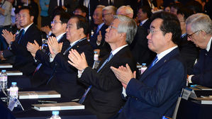 문화미래리포트 2019에 참석한 이낙연 국무총리(제일 오른쪽) (사진=연합뉴스)