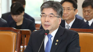 행정안전위 전체회의에서 의원질의에 답변하는 민갑룡 경찰청장 (사진=연합뉴스)